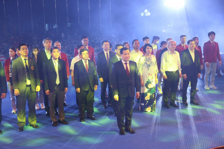 Trước khi Lễ xuất quân diễn ra, đồng chí Lê Minh Khái, Bí thư Trung ương Đảng, Phó thủ tướng Chính phủ cùng các lãnh đạo cấp cao đã tới dâng hương trước tượng đài Hồ Chủ tịch.