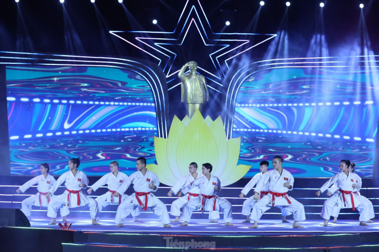 Toàn cảnh Lễ xuất quân hoành tráng của Đoàn Thể thao Việt Nam dự SEA Games 32 - 10