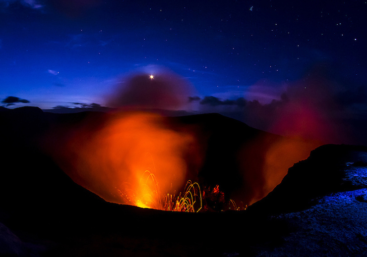 Núi Yasur, Vanuatu: Núi Yasur là một ngọn núi lửa đang hoạt động trên đảo Tanna, Vanuatu với độ cao 361m trên mực nước biển. Đây là một trong những ngọn núi lửa còn hoạt động dễ tiếp cận nhất trên thế giới. Các đợt phun trào của nó với lửa, diêm sinh và tro thường xảy ra vài lần trong một giờ.
