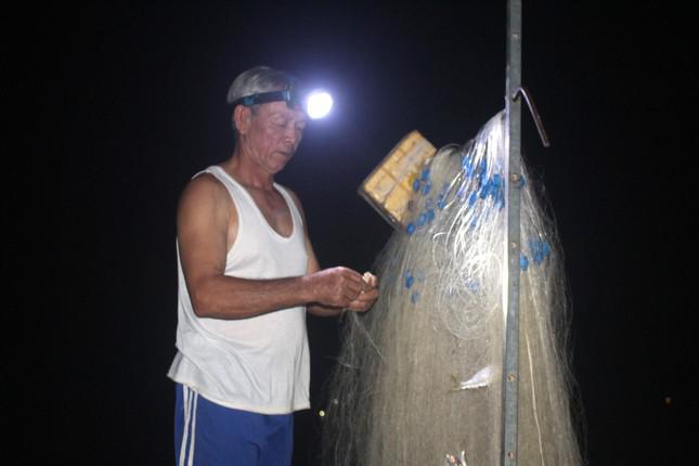 Ông Nguyễn Viết Tín vui mừng khi cá mòi mắc dày lưới