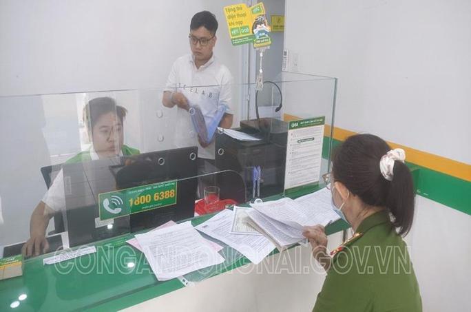 Công an kiểm tra một cơ sở kinh doanh cầm đồ trên địa bàn TP Long Khánh, tỉnh Đồng Nai (ảnh Công an Đồng Nai cung cấp)