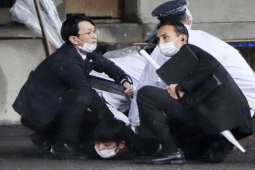 Thủ tướng Nhật bị ném bom khói: Vì sao người khống chế nghi phạm lại là ngư dân?