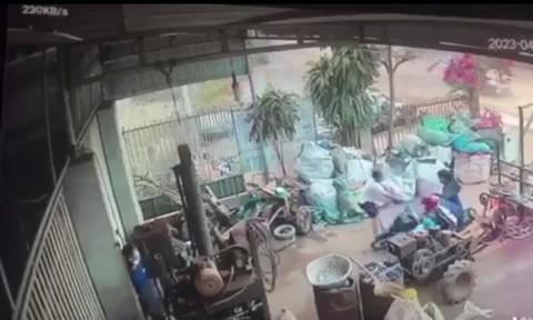 Camera ghi lại hình ảnh Hòa dùng rựa chém nạn nhân - Ảnh: cắt từ clip