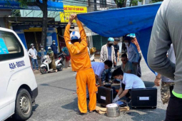 Tin tức trong ngày - Người dân căng bạt che cho bác sĩ cứu người bị nạn dưới cái nắng 40 độ