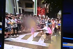 Thế giới - Trung Quốc: Cô gái bị xé trang phục, quấy rối tại lễ hội té nước