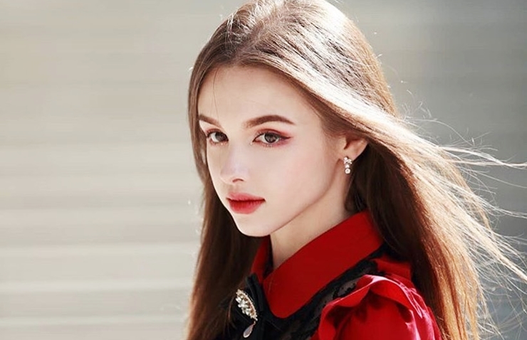 Karimova Elina (sinh năm 1998, Uzbekistan) đang làm người mẫu tại Hàn Quốc.
