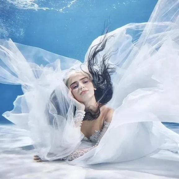 Dina gây ấn tượng bởi bờ môi căng mọng, làn da trắng sứ và đôi mắt long lanh trong các shoot hình chụp dưới nước.