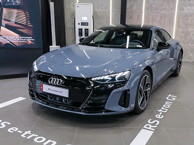 Audi RS e-Tron GT và phòng chờ sạc xe chuẩn thương gia được ra mắt tại Việt Nam - 2