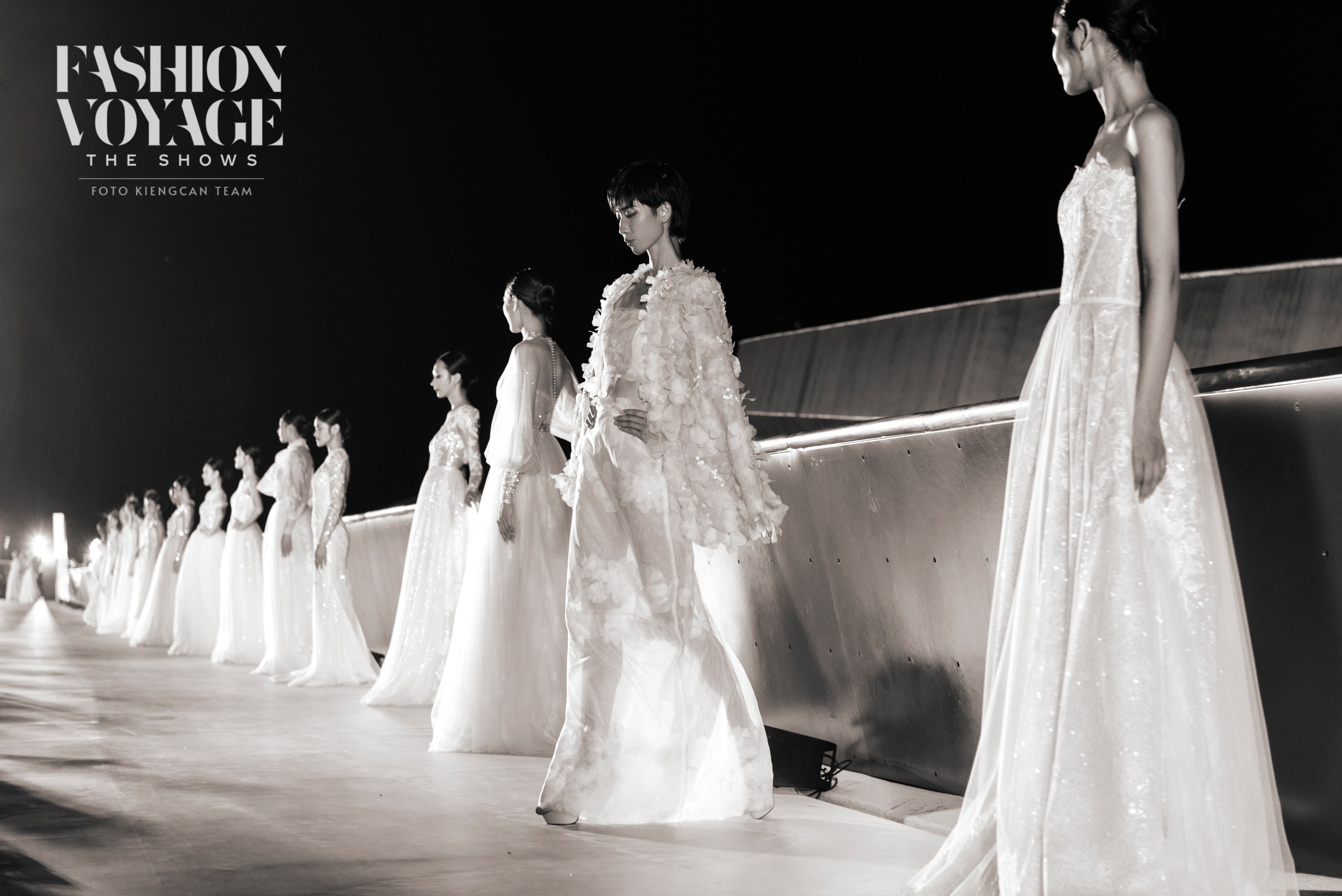 Fashion Voyage No.5: NTK Phương Linh kể chuyện tình bằng váy cưới lãng mạn trên cầu Hôn - 3