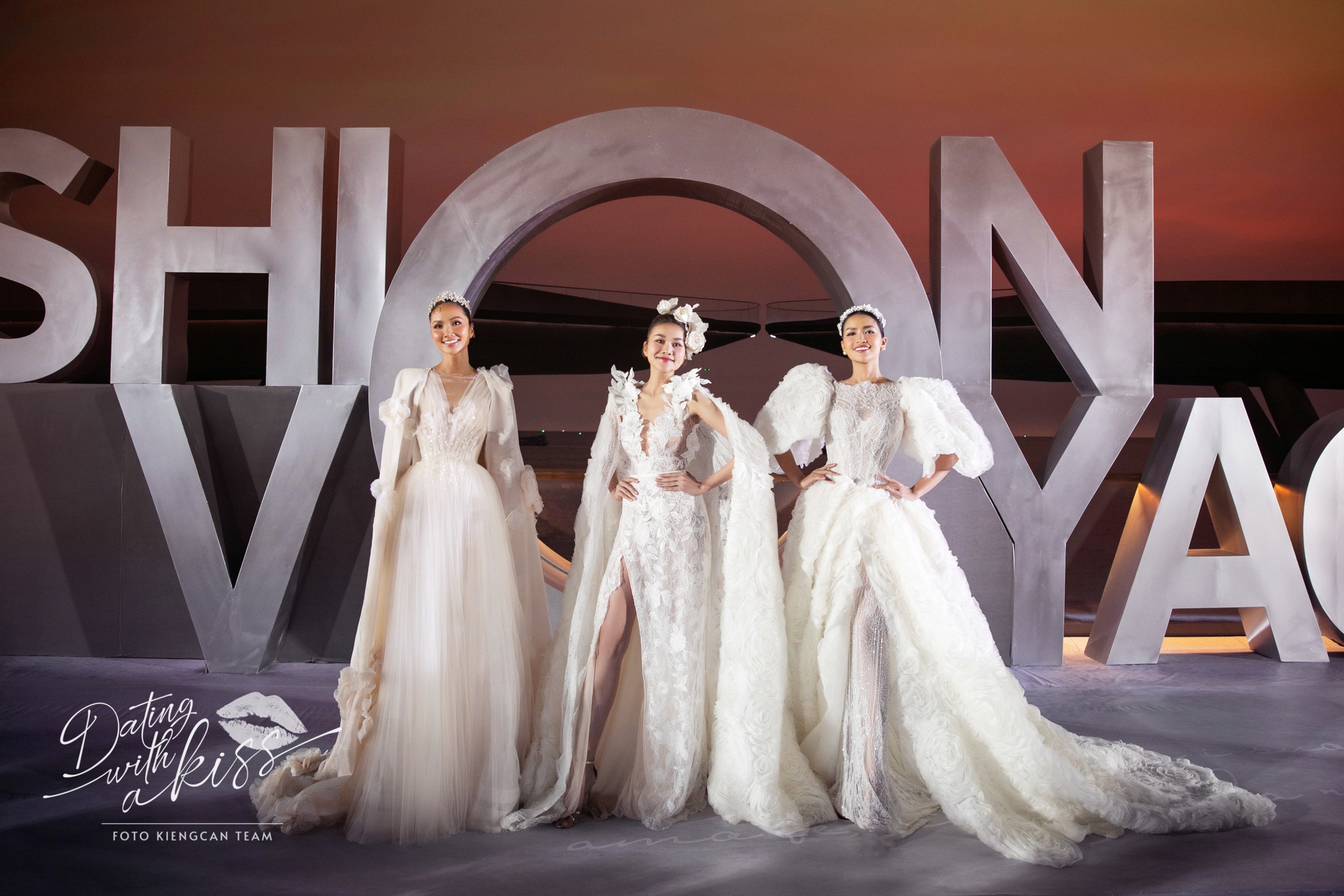 Fashion Voyage No.5: NTK Phương Linh kể chuyện tình bằng váy cưới lãng mạn trên cầu Hôn - 4