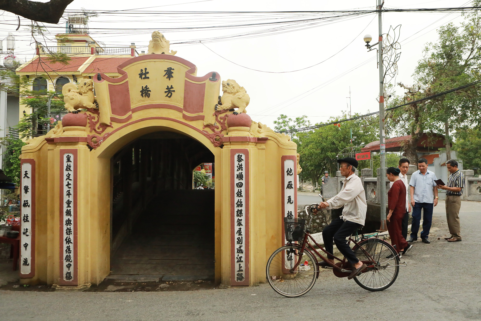 Đáng chú ý nhất là hình tượng cuốn thư trên hàng trụ, dưới là cửa cuốn. Cuốn thư tạo dáng mềm, đề 4 chữ “Quần Phương xã kiều” - tức cầu xã Quần Phương