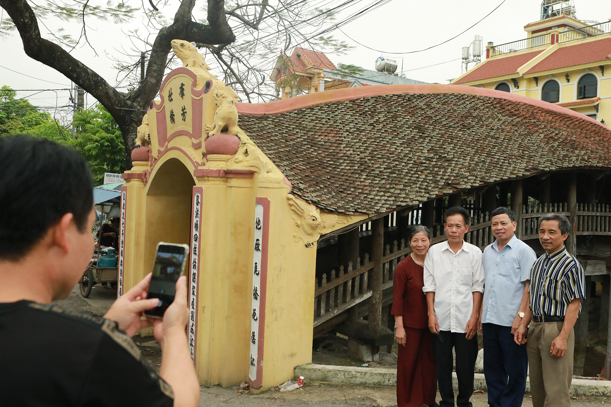 Cầu Ngói chợ Lương có kiến kiến trúc cong hình rồng, vẻ đẹp cổ kính khiến khách lạ đến đây vừa ngạc nhiên vừa&nbsp;tò mò. “Gia đình tôi từ Ninh Bình đi thăm người thân qua đây, thấy cây cầu cổ kính và&nbsp;đẹp quá nên dừng chân ngắm, chụp ảnh làm kỉ niệm. Tôi đã thấy hình ảnh cây cầu này trên các phương tiện truyền thông nhưng được tận mắt chứng kiến mới thấy hết&nbsp;vẻ đẹp cũng như sự tài hoa của những người thợ thành Nam xưa”, ông Lê Văn Long&nbsp;(67 tuổi, Gia Viễn, Ninh Bình) chia sẻ.