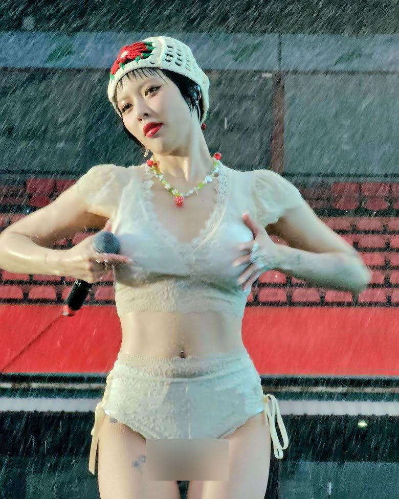 Áo ướt nhẹp của hội gái xinh thu hút vạn khán giả tại lễ hội nước hot nhất châu Á - 8