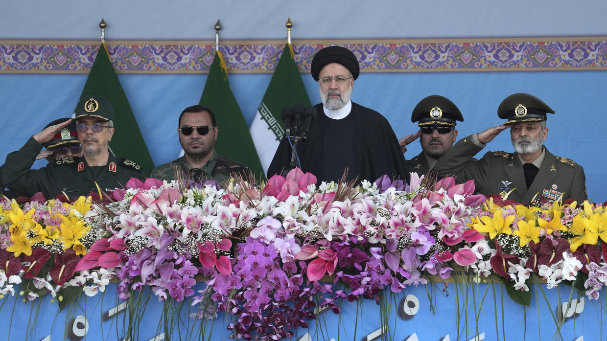Tổng thống Iran tham dự sự kiện duyệt binh ngày 18/4.