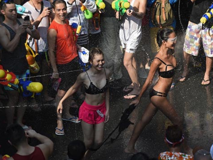 Mặc áo mưa kín mít vẫn bị xâm phạm cơ thể ở lễ hội té nước - 2