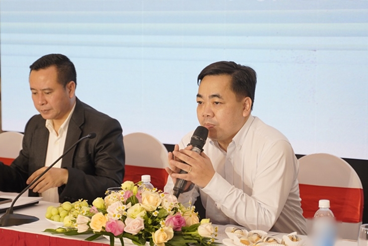 Ông Trần Hướng Dương - Phó cục trưởng Cục Nghệ thuật Biểu diễn (áo trắng) phát biểu tại buổi tọa đàm.