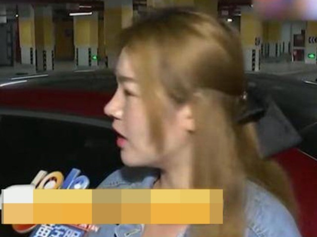 Bạn trẻ - Cuộc sống - Cô gái bị bé trai 6 tuổi cào xước xe Mercedes, thiệt hại 33 triệu, bố mẹ bé trai cãi: "Trẻ con biết gì đâu"