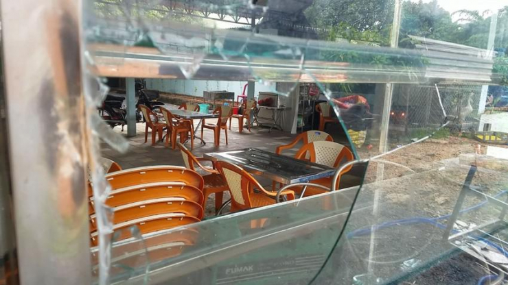 Nhóm người cầm dao phóng lợn chém chủ quán nhậu như phim - 4