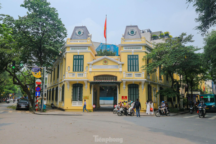 Công trình Trụ sở công an quận Hoàn Kiếm nằm trên ngã 4 Lê Thái Tổ - Bà Triệu - Hàng Khay - Tràng Thi với diện tích khuôn viên rộng khoảng hơn 2.359,1m2 được xây dựng từ cuối thế kỷ 19 theo phong cách kiến trúc thịnh hành của Pháp những năm thuộc địa ở Đông Dương.