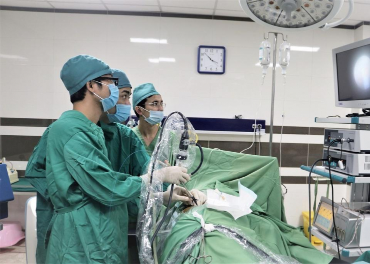 Điều trị sỏi thận bằng phương pháp tán sỏi thận qua da tại Trung tâm Y tế huyện Tân Sơn. Ảnh: BVCC