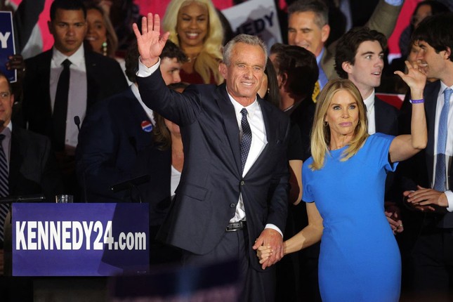 Ông Kennedy và vợ - diễn viên Cheryl Hines. (Ảnh: Reuters)