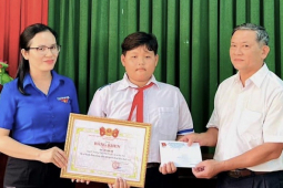 Chủ tịch Quảng Ngãi tặng bằng khen cho cậu bé lớp 6 cứu sống hai người đuối nước