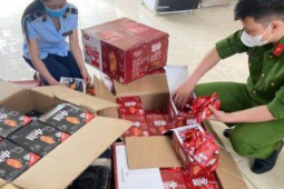 Thị trường - Tiêu dùng - Phát hiện 900 gói xúc xích và 5.400 gói cánh gà trôi nổi sắp tiêu thụ tại cổng trường