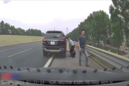 Ô tô - Clip: "Dở khóc dở cười" khi dùng bơm xe đạp bơm lớp ô tô đến "to tay"