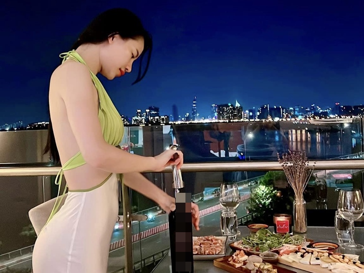 Để có vòng ba đẹp, Hoàng Nhung từng có có vòng ba chảy xệ, kém săn chắc.
