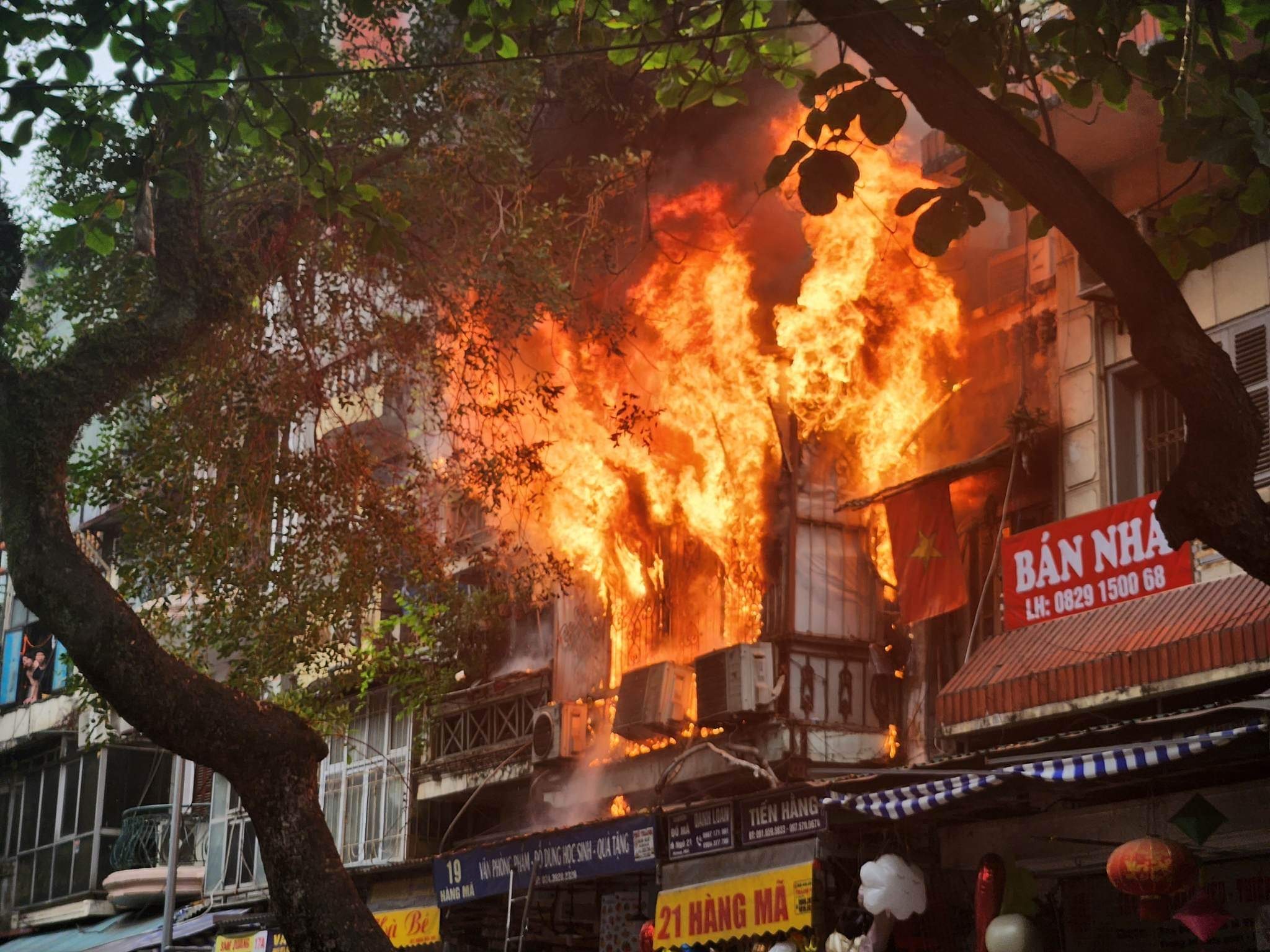 Hà Nội: Cháy lớn trên phố Hàng Mã - 1