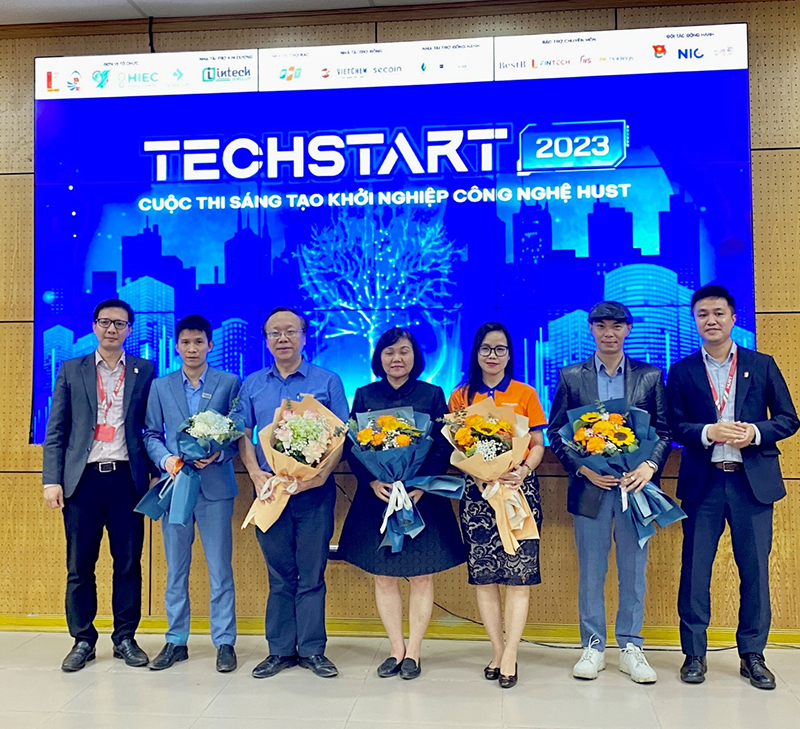 Ông Hoàng Hữu Yên đại diện cho Intech Group - nhà tài trợ Kim Cương Techstart 2 đã dành thời gian tham gia chương trình