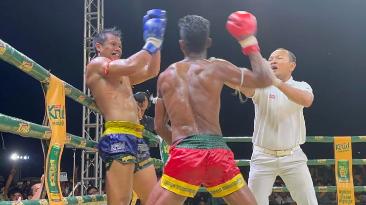 Trong tài ngăn võ sĩ Campuchia knock-out tay đấm Muay Thái (quần xanh) ở hiệp 3