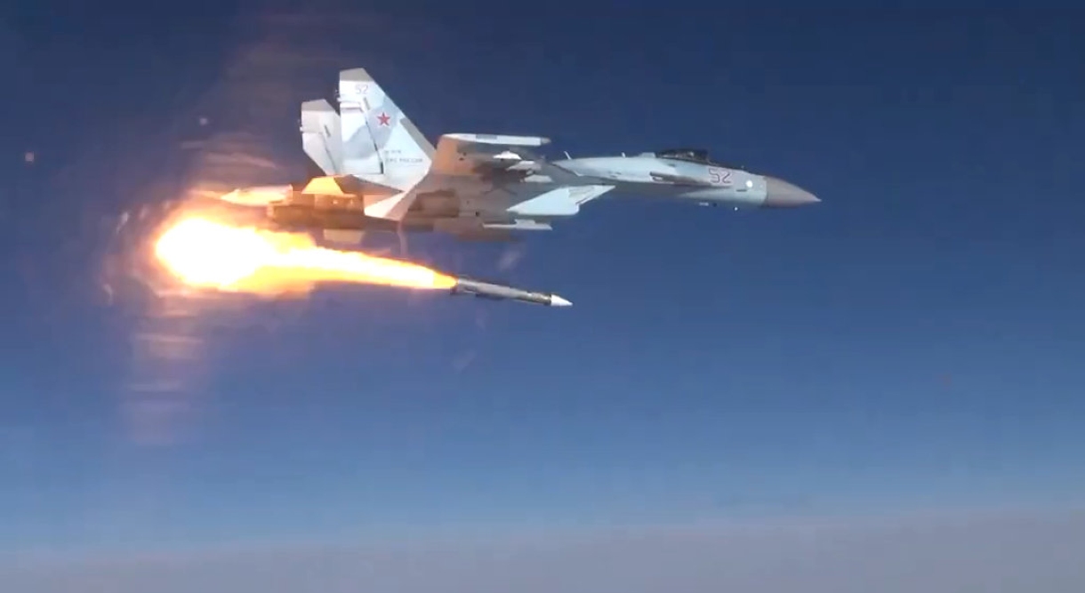 Chiến đấu cơ Su-35 Nga phóng tên lửa R-37M.