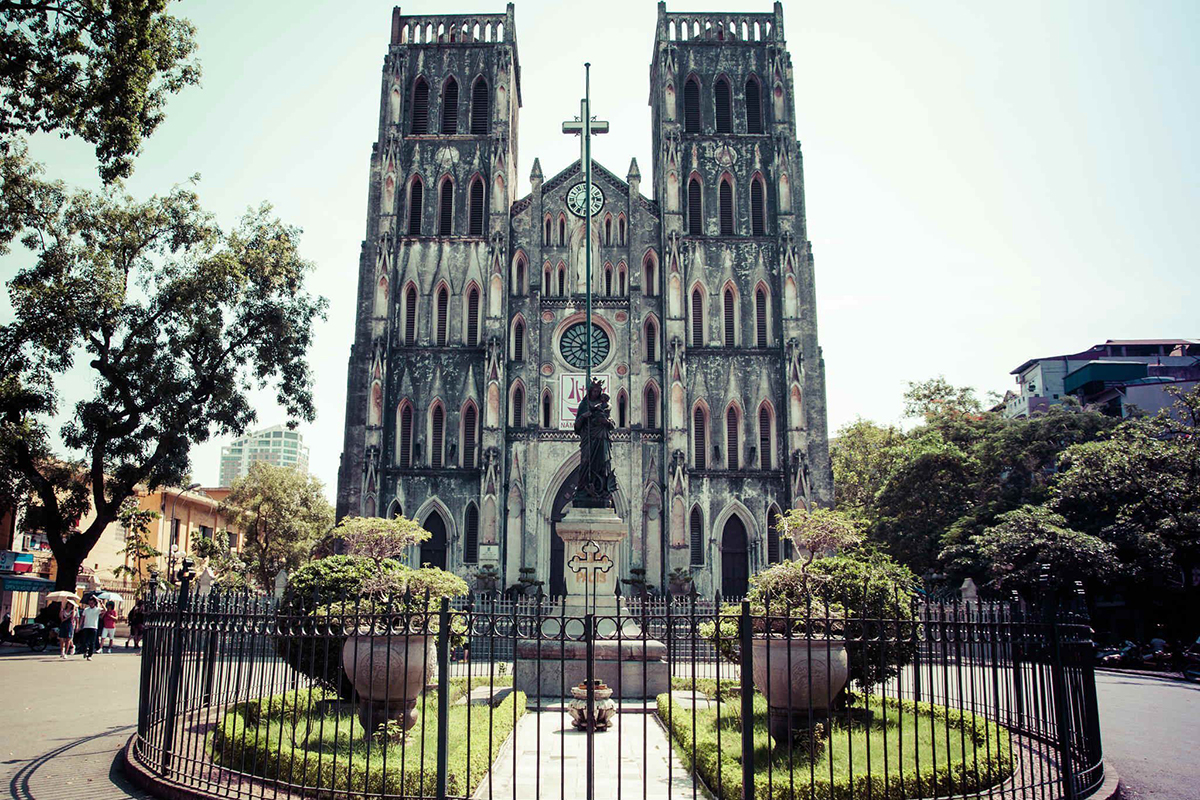 Với đặc trưng phong cách kiến trúc Gothic trung cổ Châu Âu, Nhà thờ Lớn Hà Nội (tọa lạc tại số 40 Nhà Chung, quận Hoàn Kiếm, Hà Nội) là điểm đến quen thuộc của nhiều du khách mỗi khi đến Hà Nội. Trong ảnh là Nhà thờ Lớn khi chưa trùng tu.