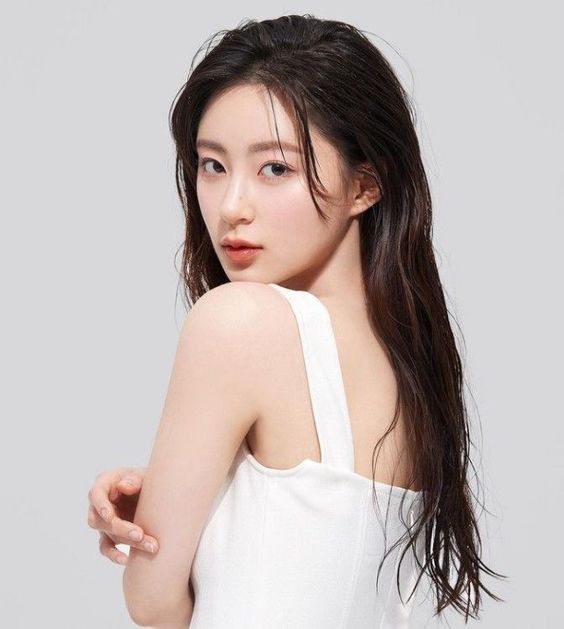 Mái tóc đen dài mượt như dòng suối nhờ dầu cây hương thảo - 2