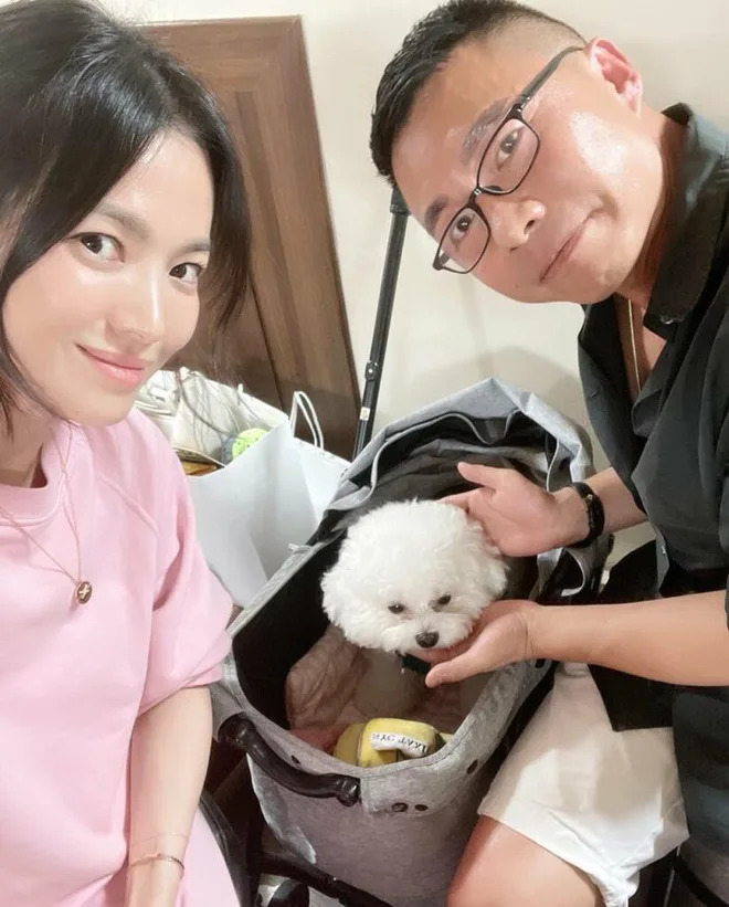 Song Hye Kyo bất ngờ đăng ảnh thân thiết bên người đàn ông lạ mặt - 2