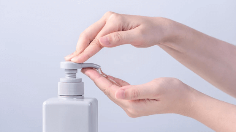 Vệ sinh vùng kín thường xuyên với dung dịch vệ sinh giúp cải thiện tình trạng mồ hôi (Hình minh họa)