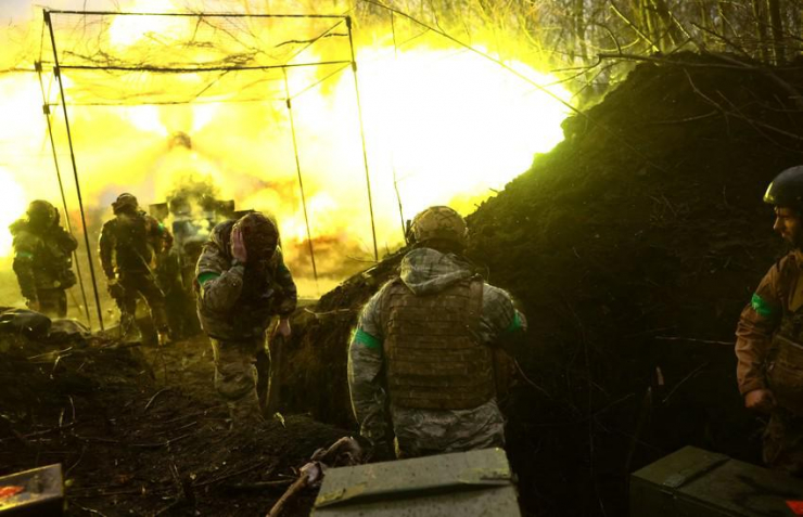 Pháo binh Ukraine tấn công vị trí của lực lượng Nga gần TP Bahkmut ở miền Đông Ukraine ngày 18-4. Ảnh: REUTERS
