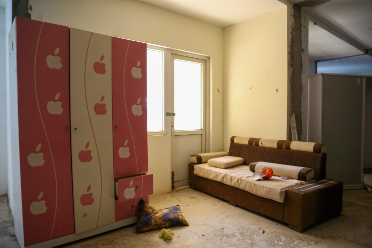 Quản lý khu căn hộ cho biết việc tháo dỡ gặp khó khăn do đàm phán với các khách hàng đã mua những căn hộ sai phép trên. Sau khi đàm phán thành công, chủ đầu tư mua lại với giá gần gấp đôi so với giá bán ban đầu rồi mới tiến hành tháo dỡ.