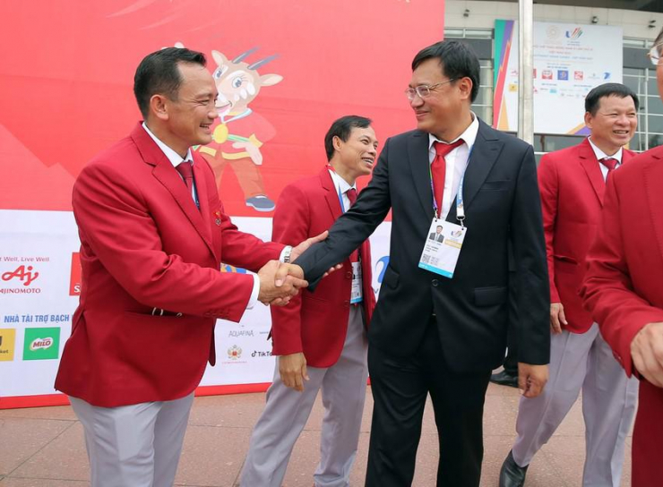 Tổng cục trưởng Tổng cục TDTT Đặng Hà Việt (phải) làm trưởng Đoàn TTVN. Ảnh: ANH PHƯƠNG