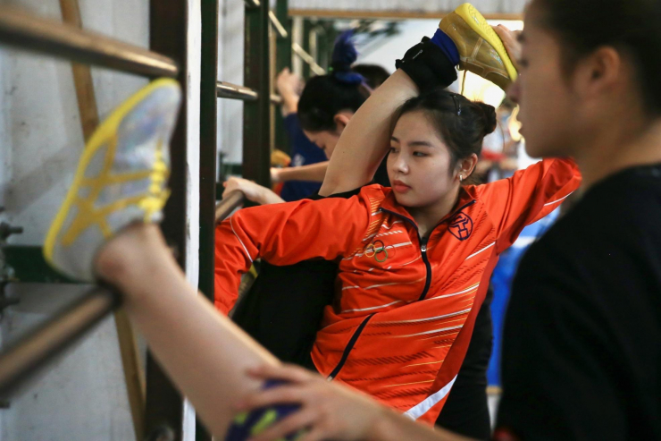Các VĐV Wushu khởi động kỹ trước khi bước vào bài tập. Nguyễn Thị Hiền là gương mặt mới tại SEA Games đợt này thay Đặng Tiểu Bình.
