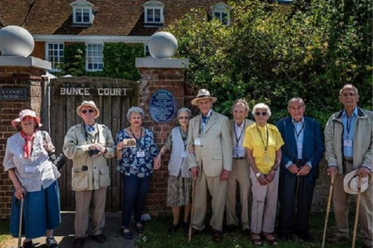 Hằng năm, những học sinh cũ tập trung ở trường để tưởng nhớ cô giáo Anna Essinger.