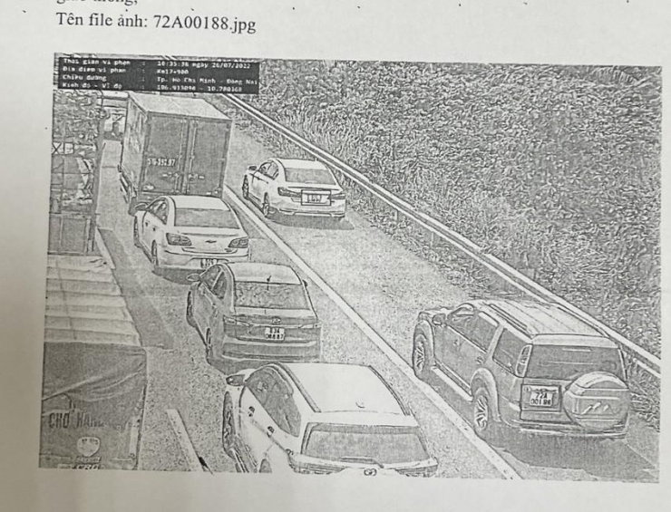 Hình ảnh xe biển số 72A-001.88 (góc phải ảnh) vi phạm trên cao tốc. Ảnh: CSGT