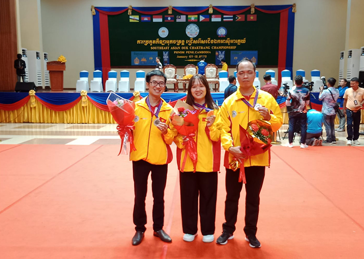 Đội tuyển cờ Ouk Chaktrang (cờ ốc) Việt Nam tham dự SEA Games 32 với 11 thành viên, tranh tài với 7 bộ huy chương và đặt chỉ tiêu sẽ giành 2 HCV, 5 HCB và 5 HCĐ. Trong đó, trọng trách giành 2 HCV sẽ được đặt lên vai các kỳ thủ nữ. Ngày&nbsp;29/4, các tuyển thủ cờ ốc Việt Nam sẽ là đội đầu tiên của đoàn thể thao Việt Nam chính thức thi đấu.
