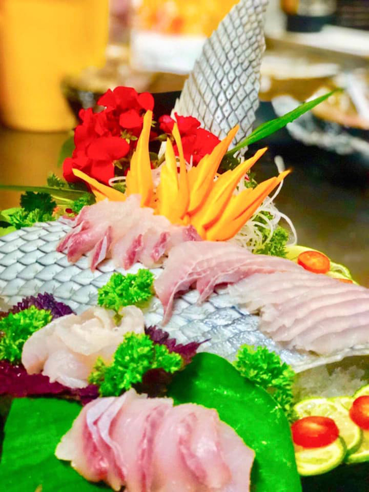 Không chỉ có thịt thơm ngọt, một số bộ phận của cá dầm xanh như buồng trứng và xương cá cũng rất mềm và bùi ngầy ngậy.&nbsp;
