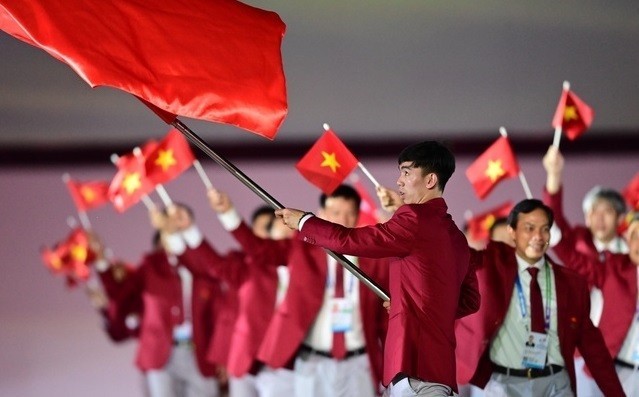 Kình ngư Nguyễn Huy Hoàng cầm cờ cho đoàn thể thao Việt Nam tại khai mạc SEA Games 32 - 1