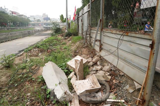 Tuyến đường 64 tỷ đồng ven sông Tô Lịch thành nơi đổ rác, quây tôn kéo dài - 2