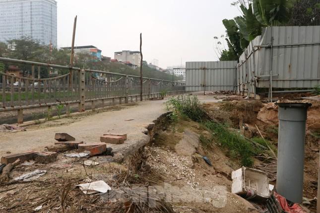 Tuyến đường 64 tỷ đồng ven sông Tô Lịch thành nơi đổ rác, quây tôn kéo dài - 1