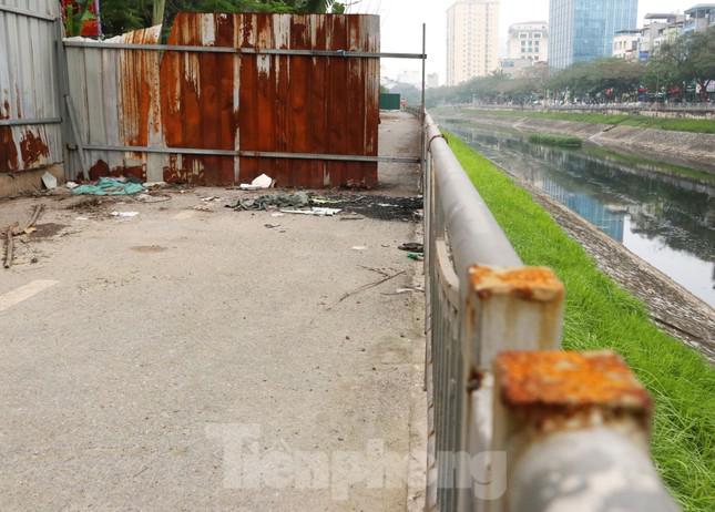 Tuyến đường 64 tỷ đồng ven sông Tô Lịch thành nơi đổ rác, quây tôn kéo dài - 3