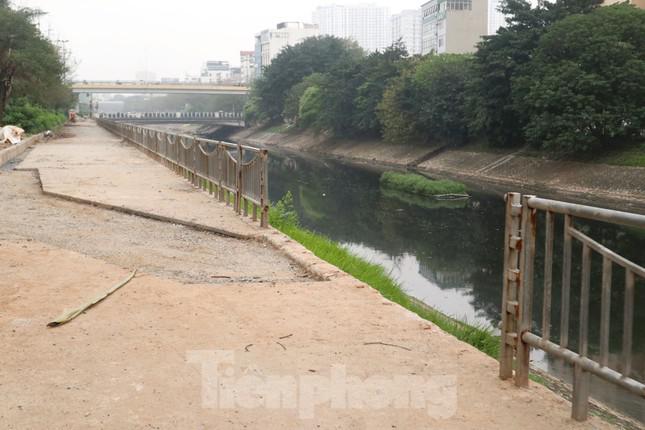 Tuyến đường 64 tỷ đồng ven sông Tô Lịch thành nơi đổ rác, quây tôn kéo dài - 7